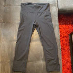 Gap Fit Size Small Capri-Length Workout Leggings